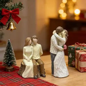 Couple Embrace Figurine, Wooden Texture Decorative Ornament, Ideal for Wedding Room, Holiday Scene Setup, Perfect Gift for Couples