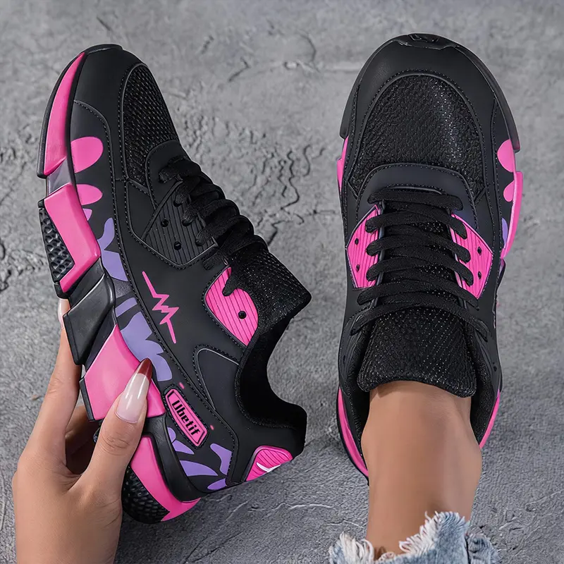 Women's sneakers suitable for running, smart-casual wear, and the office—low-top lace-up style featuring cushioned soles and breathable fabric uppers.