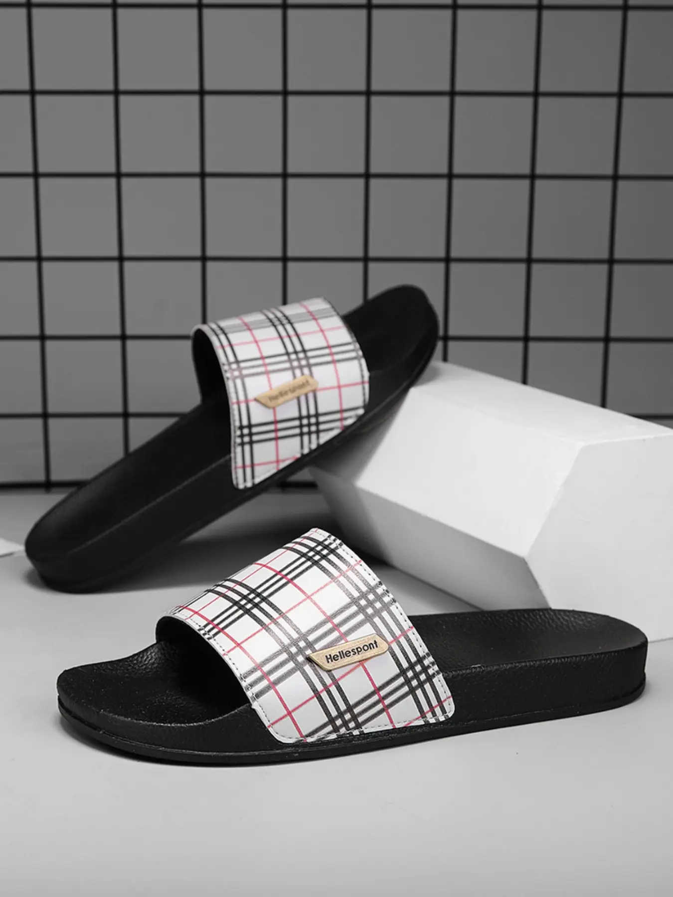 Men's Luxury Fashion Slip-On Sandals, Trendy Casual Slippers, Fashion Slides, Slide Slippers, Sliders Shoes, Breathable PVC Thick Sole Beach Shoes, Summer Comfort Outdoor Footwear for All Seasons, Casual Durable and Stylish Design