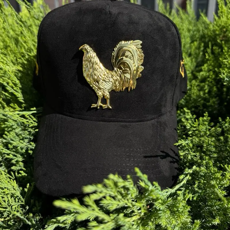 EJ HATS gallo full bordado con placa en gamuza ajustable