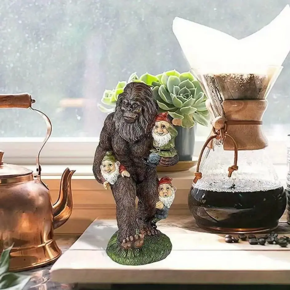 Bigfoot Holding Garden Gnomes Resin Statue, Funny Sasquatch Abduction Figurine, Unique Forest Outdoor Sculpture, Patio Ornament, Wildlife Decor Gift for Garden Enthusiasts