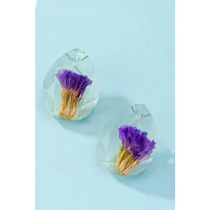 LA3accessories Faceted teardrop stud earrings with dried flowers