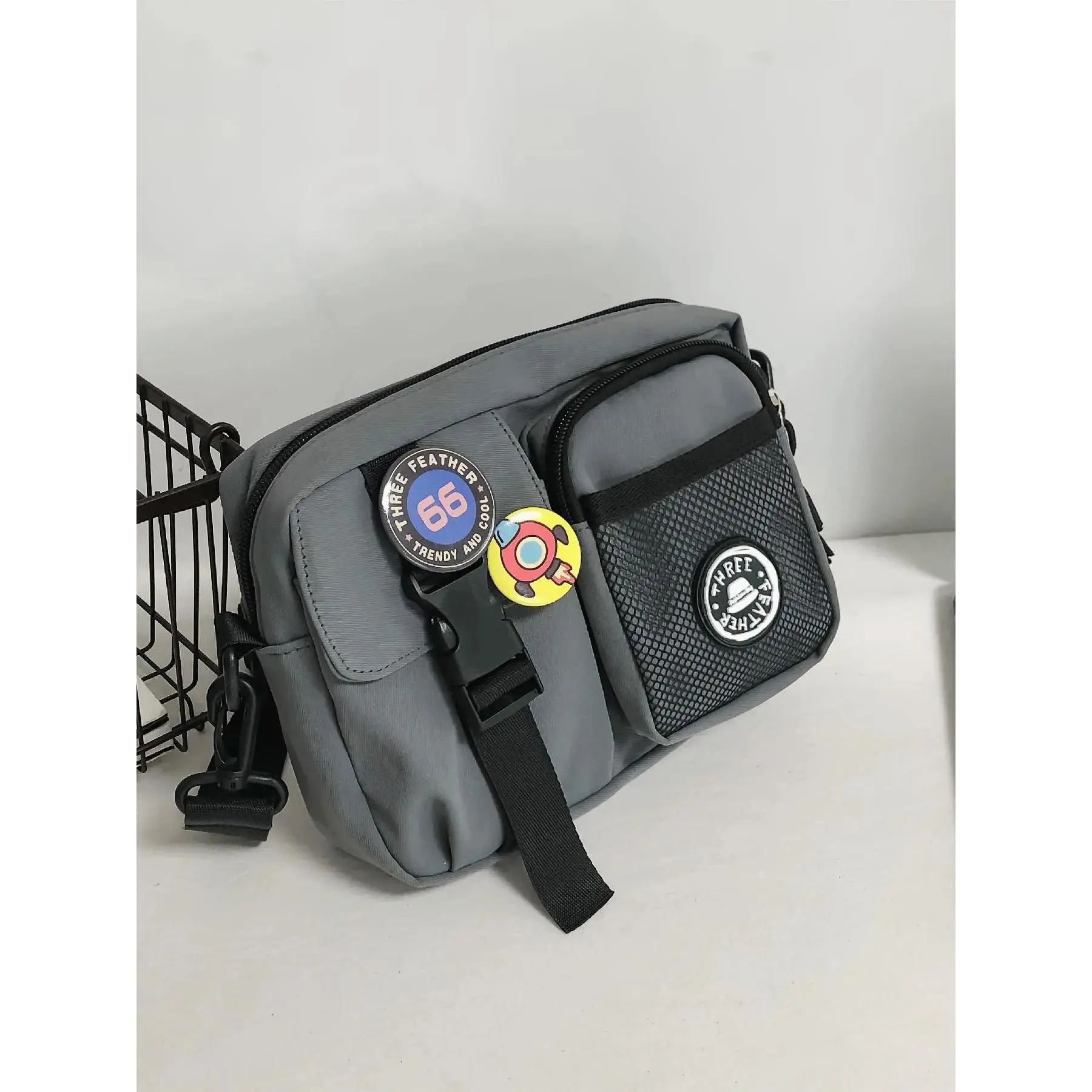 Unisex Casual Plain Color Release Buckle Crossbody Bag with Astronaut Charm, Fashionable Versatile Zipper Crossbody Bag with Random Color Badge, Trendy Shoulder Bag for Daily Use, Casual Messenger Bags, Stylish Crossbody Bags