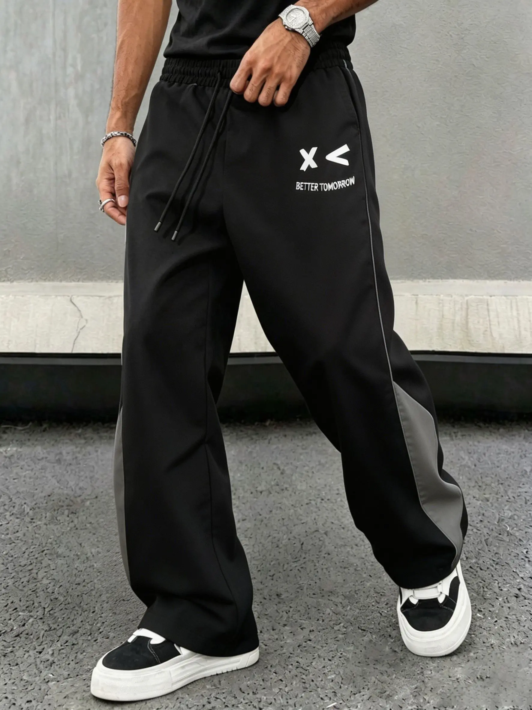 Men’s high-street style wide-leg pants with color-block panels and side stripes, featuring American retro cartoon print design; loose drape; available in multiple colors; lightweight casual pants for spring and summer.