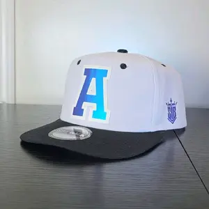 Gorra Personalizado Letras A-Z en Color Camaleon platinado, SnapBack Talla Ajustable