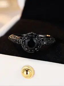 Gothic-style exquisite black cubic zirconia black ladies' ring Geometric Design Ring. Exquisite and charming ladies' jewellery gift. Jewellery gift designed especially for women.