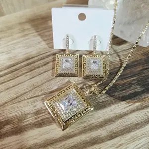 Set Elegante Collar y Aretes Gold Plated 14K Alta Calidad con Circonia Princess Cut y Diseño de Lujo