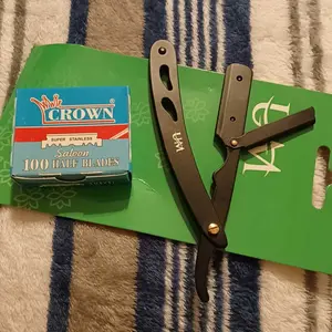 UM Supplies Straight Edge Razor With Extra Single Edge Replacable Blades Stainless Steel (Black)