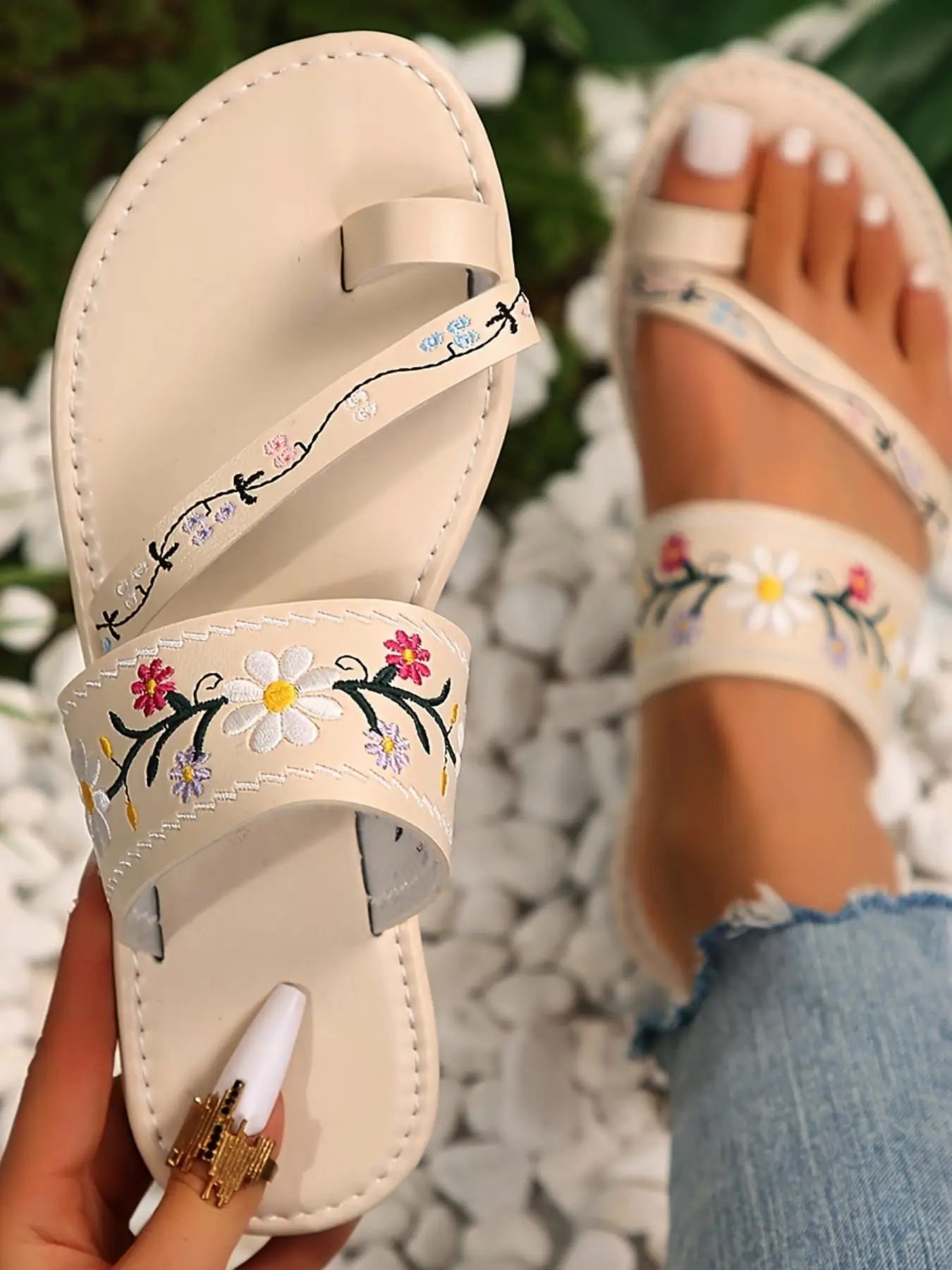 Women's Vintage Embroidered Slip on Unique Sandals, Casual Summer Toe Ring Beach Floral Pattern Slides Sandals, Fashionable Flat Sandals for Outdoor B