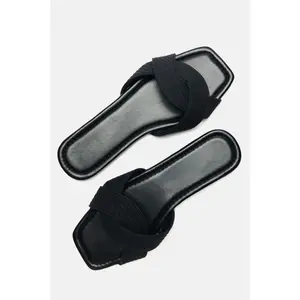 Island Getaway Flat Sandals - Black