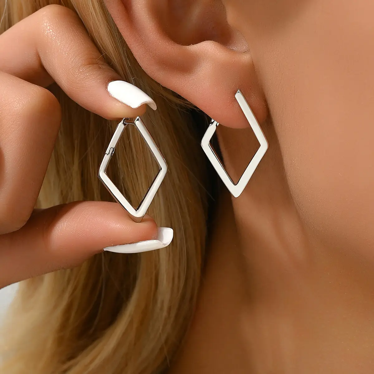 Hot-selling Korean-style earrings for women, simple geometric quadrilateral design, unique and stylish earrings