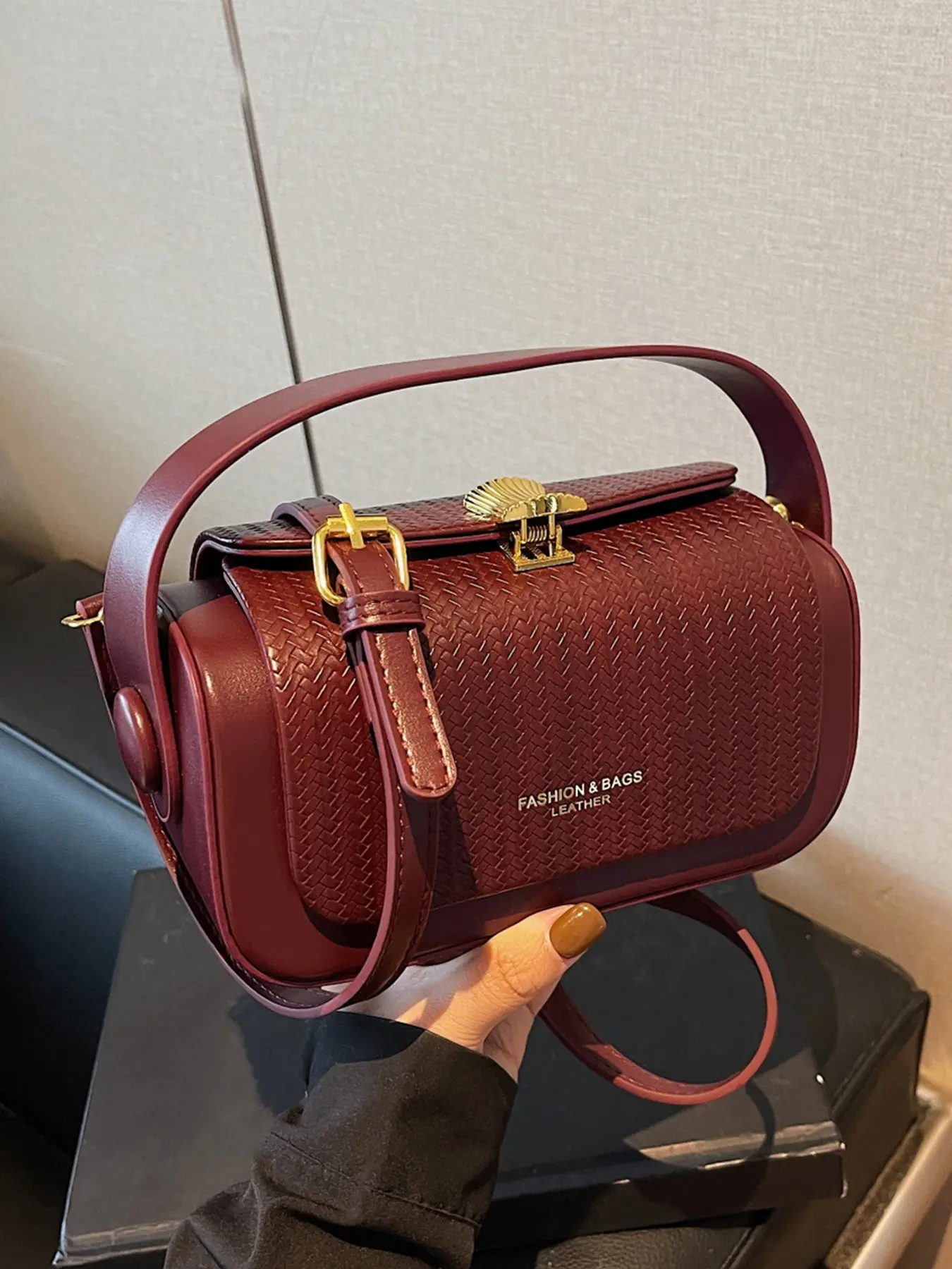 Vintage woven pattern small square bag, fashionable portable casual shoulder bag, casual trendy bag, Fashionable crossbody bag, everyday crossbody bag, can accommodate personal belongings, suitable for commuting, shopping, Casual bags
