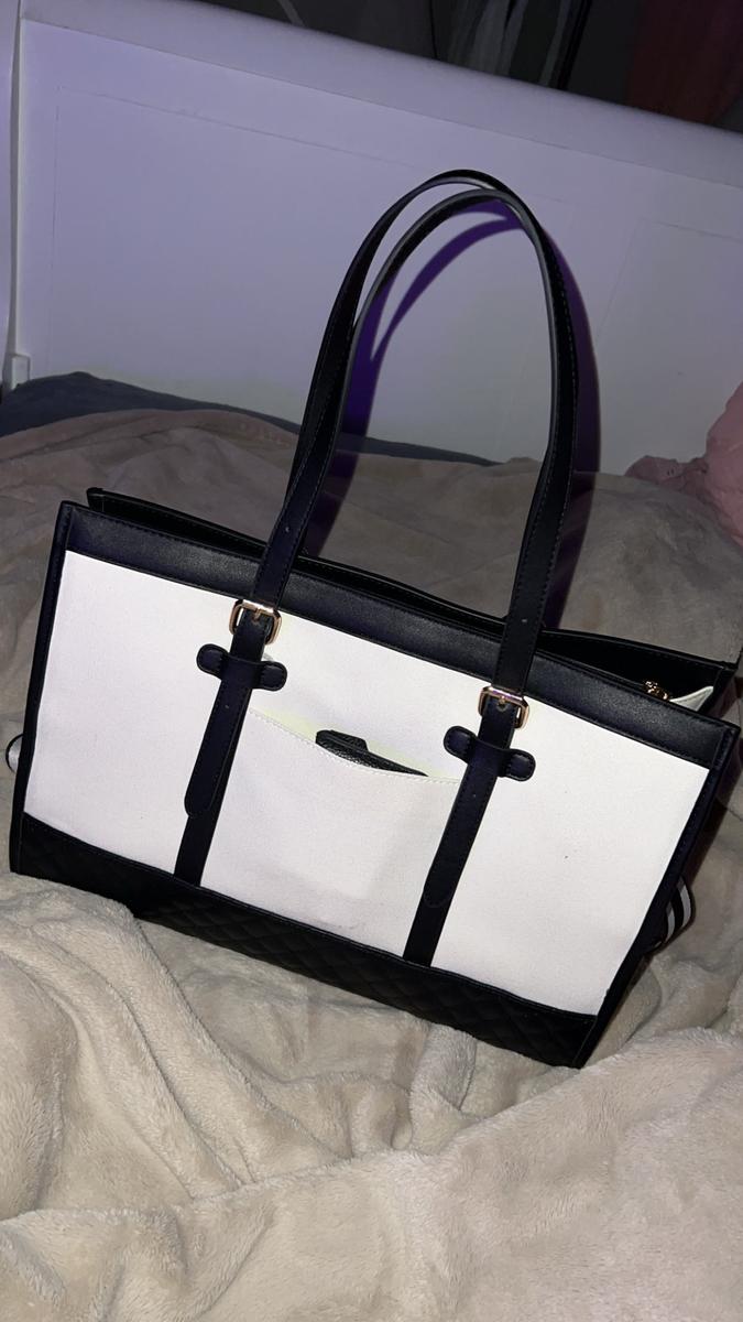 Item: Black & White, 15.6''