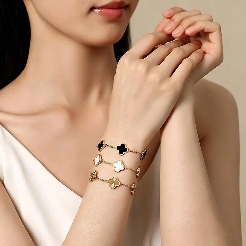 BS Titanium Steel Smooth Four-Leaf Clover Bracelet, Colorf ast 18K Gold Lightweight Luxury Versatile and Elegant Jewelry