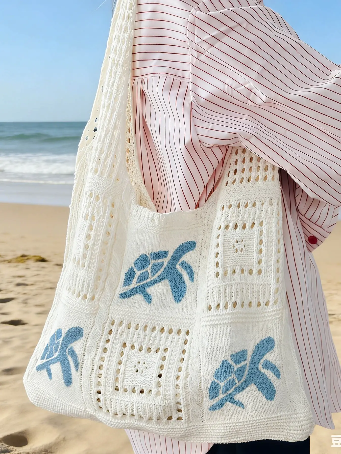 2026 summer crochet handbag, hollow beach bag, Beach purse, decorated with blue sea turtle embroidery pattern, large capacity mesh beach tote