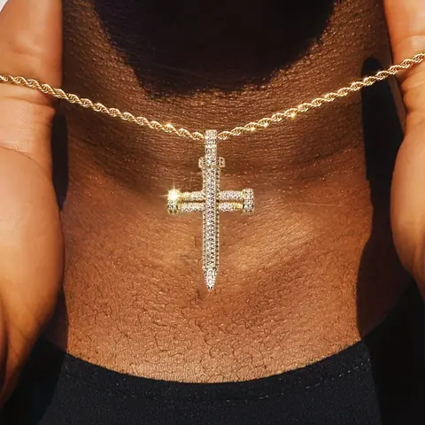 1pc Iced Chics Nail Cross Medallion Pendant with A 24-inch Chain, Made Of Copper Inlaid Zircon, Hip-hop Casual Style Cuban Cross Charm Chunky Necklace, Cross Necklaces, Can Be Worn Stably, No Allergy, Suitable for Both Men and Women, Jewelry Gift