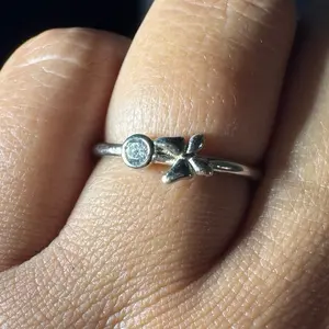 Anillo de plata 925 con mariposa y una piedra de zirconia