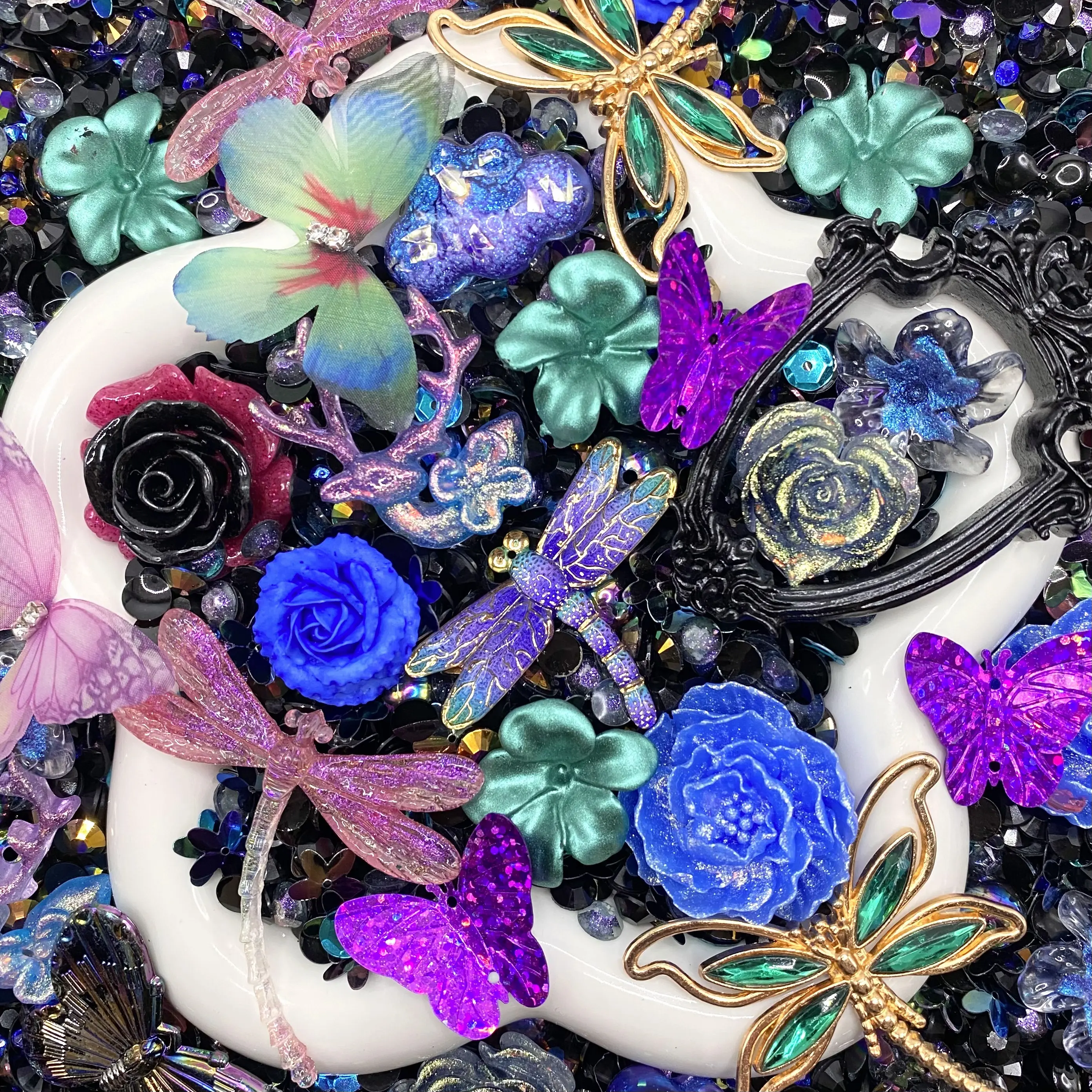 Midnight Flutter -  Rose Bouquet - 20-30mm Resin Cabochon Mix for DIY Deco Crafts Whipped Cream Glue, Resin Art, Frame & Mirror Decoration