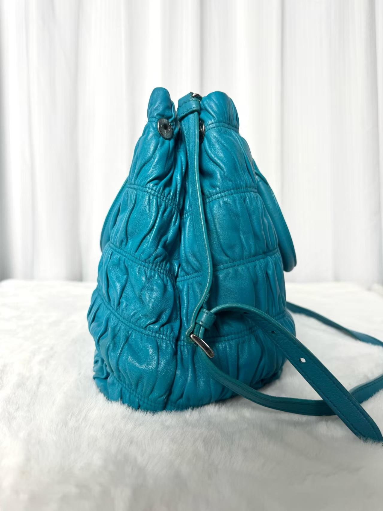 Pre-owned PRADA Blue Wrinkled Leather Shoulder Bag|20252271