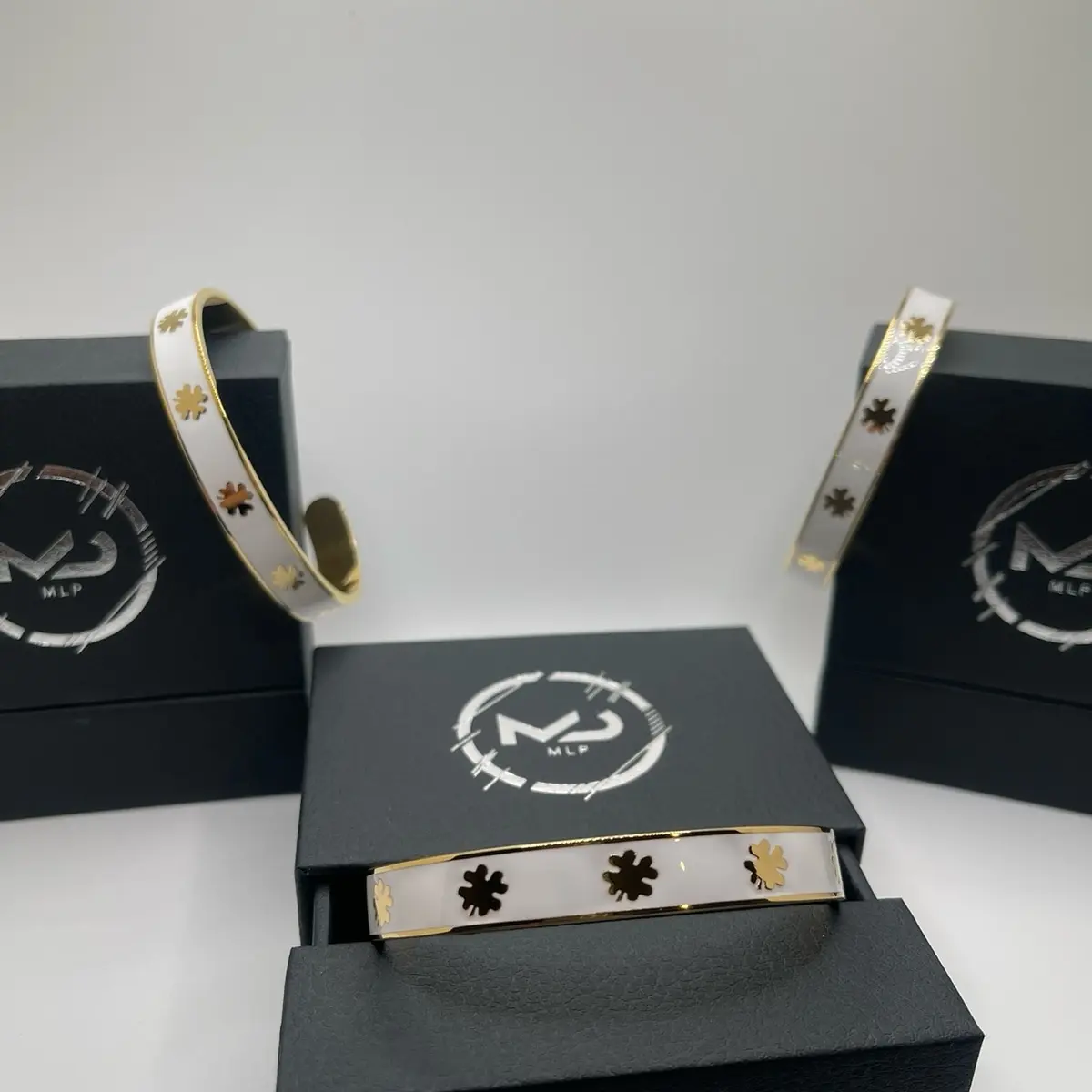 Clover Bracelet In White/Gold