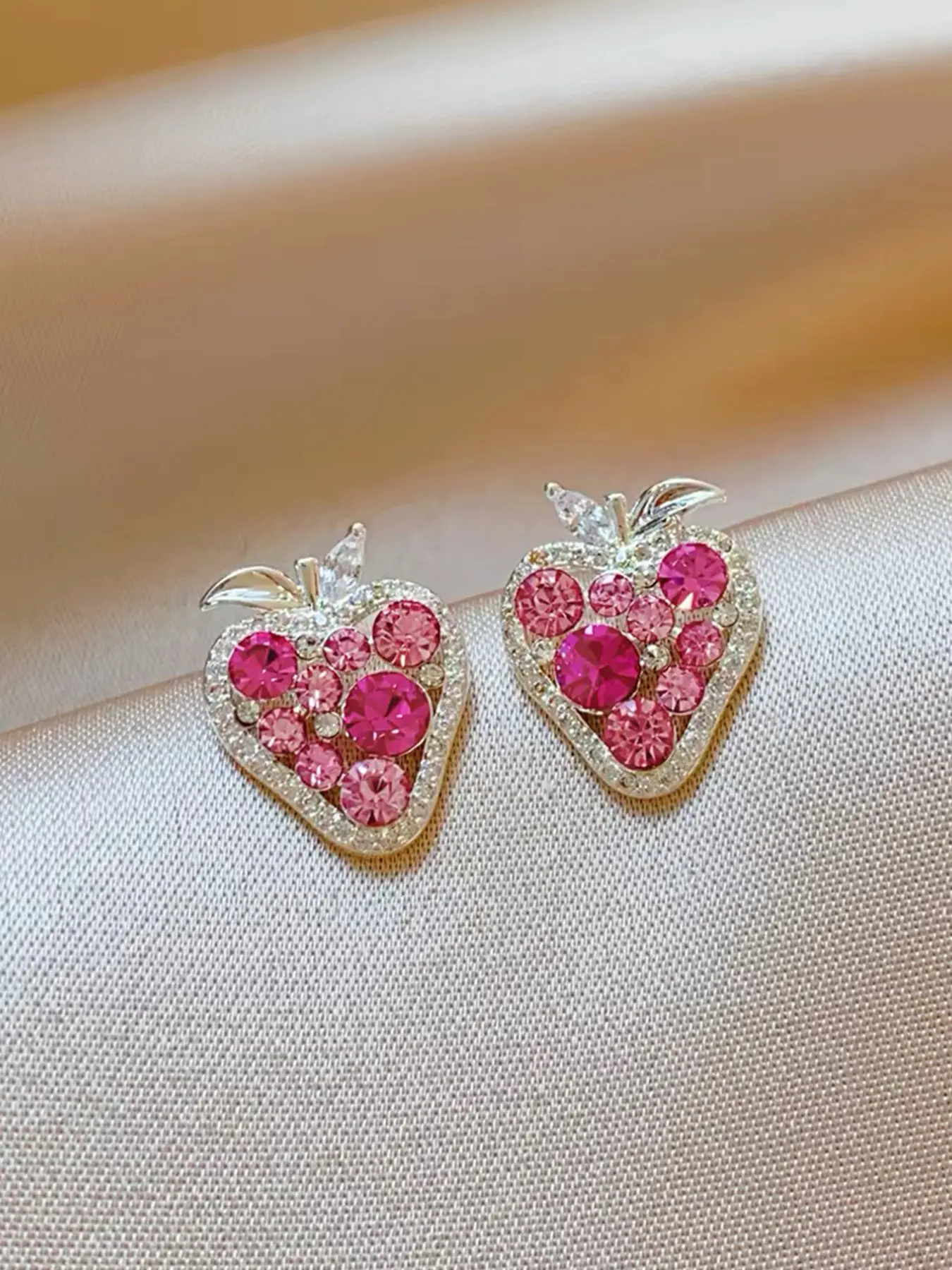 Elegant Glass Strawberry Stud Earrings, Small Simple Design, French Style, Perfect for Women's Daily Casual Wear, Studs Earrings