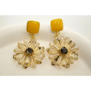 Handcrafted Crystal-Embellished 3D Daisy Floral Drop Earrings 18K Gold Plated Hypoallergenic Lightweight Jewelry for Women Boho Chic Modern Elegance Perfect for Vacation Party Holiday Gifts Spring Wardrobe Upgrade 1 Pair  accessories for women