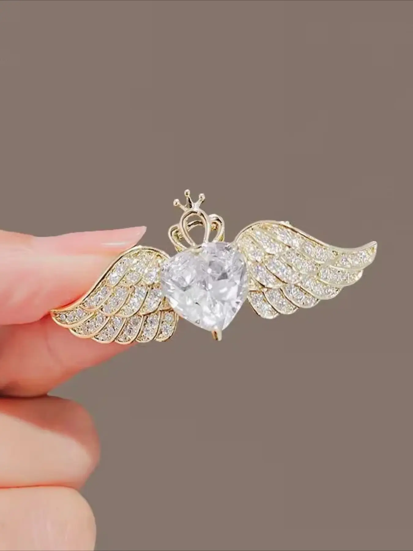 Exquisite heart-shaped angel wing brooch, perfect for suits, sweaters and collars, specially designed for women