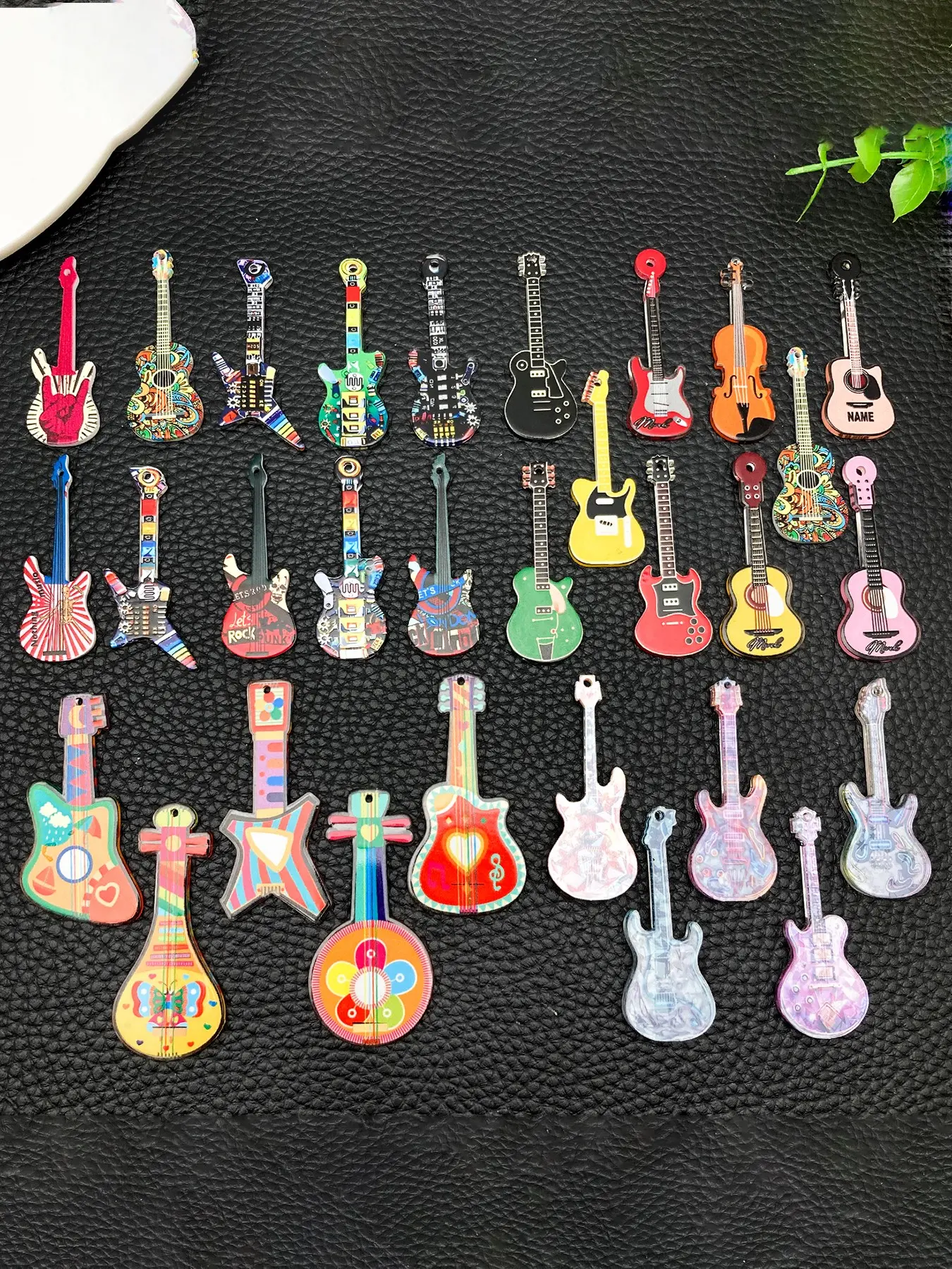 1pack Fashion Acrylic Guitar Pendant, Punk Rock Style Instrument Charm, DIY Bracelet Necklace Earring Jewelry Making Accessory, Diy Pendants