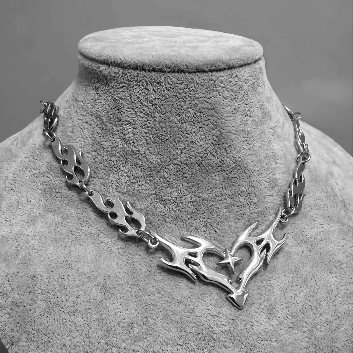 Unisex Punk Flame & Thorn Chain & Link Necklace, Metal Coated Hollow Heart Pendant, Gothic Necklaces for Party Wear, Affordable Fashion Street Style Hip Hop Jewelry Accessories, Necklaces For Women, Funky Unique Accessories