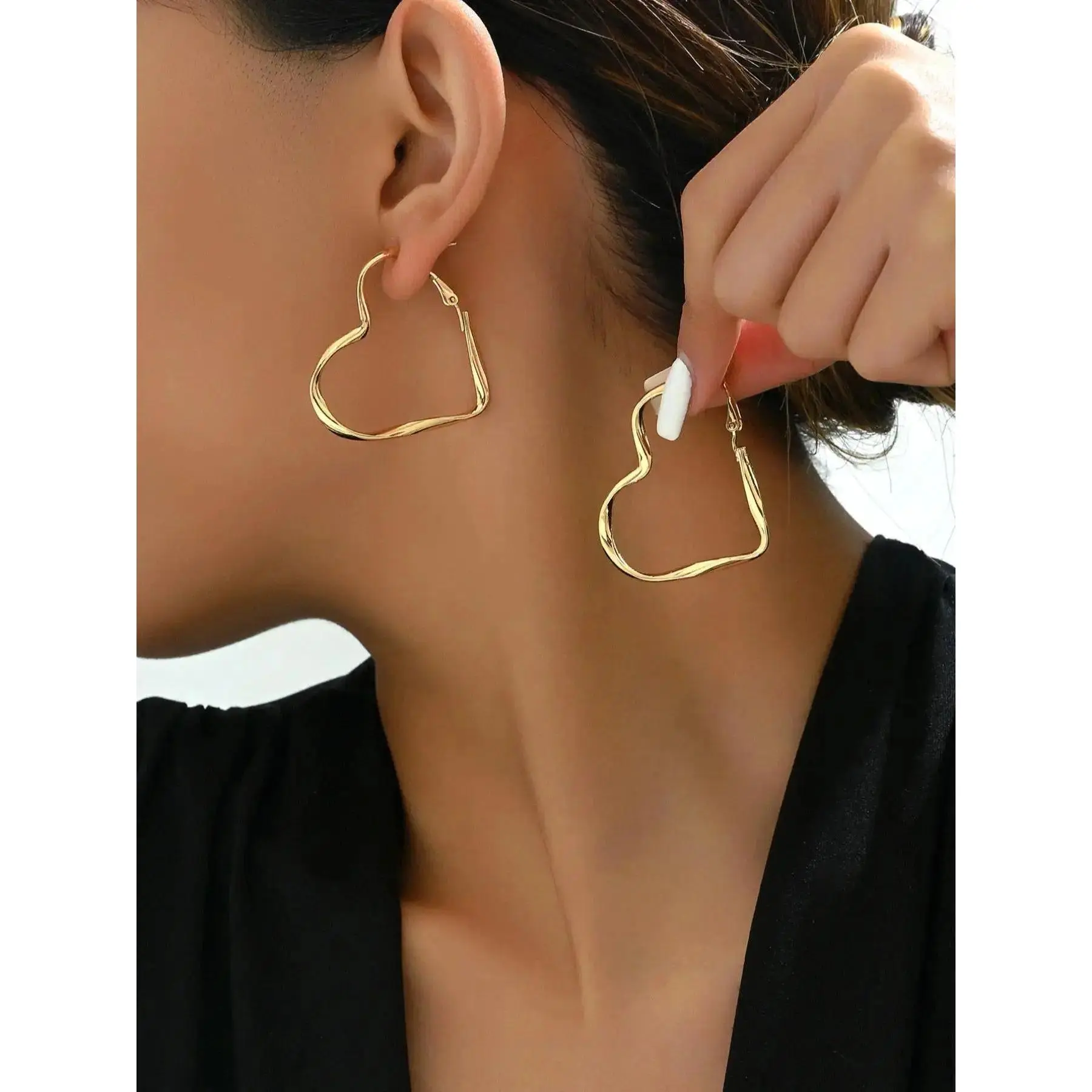 Women's Dainty Heart Shaped Huggie Hoop Earrings, Lightweight Hollow Out Metal Design, Fashionable Jewelry for Everyday Wear & Gifting