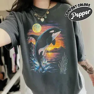 Comfort Colors Orca Midnight Vintage Style Graphic T-Shirt, Retro Ocean Orca Graphic Tee, Trendy Oversized Casual Outfit, Stylish Moonlight Lightning Gift Top Perfect for Unisex Summer Fashion, Whimsical 90s Marine Life Lifestyle