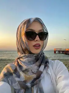 Women's Colorful Graffiti Hijab Scarf, Turban Hijab, Breathable Mesh Fabric, Ramadan Fashion Accessory, Ideal for Daily Wear & Casual