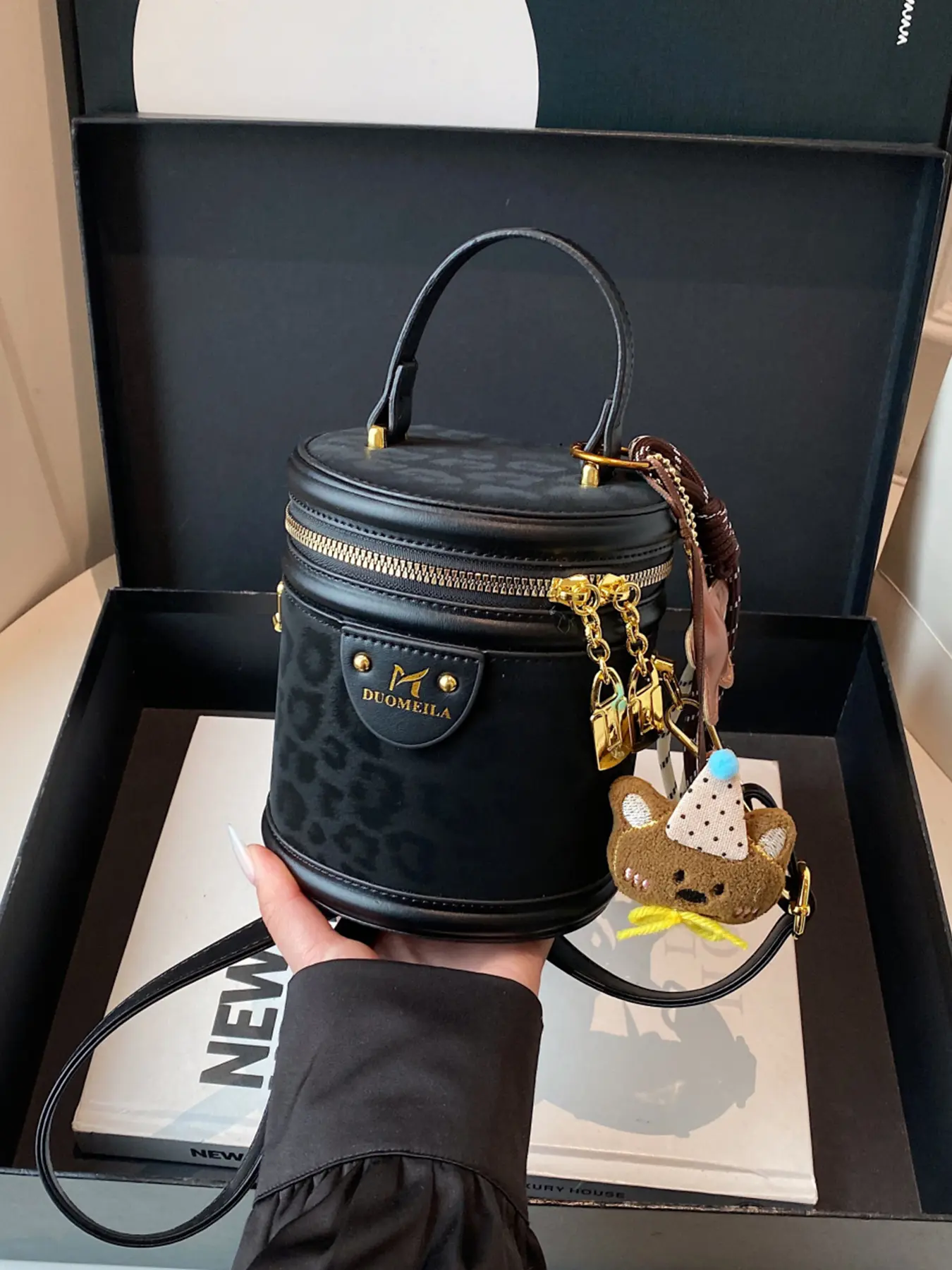 1pc Ladies' handbag, solid color crossbody bag, leopard print pendant, fashionable and versatile, suitable for white-collar workers, commuting, shopping, dating, Fashionable bags