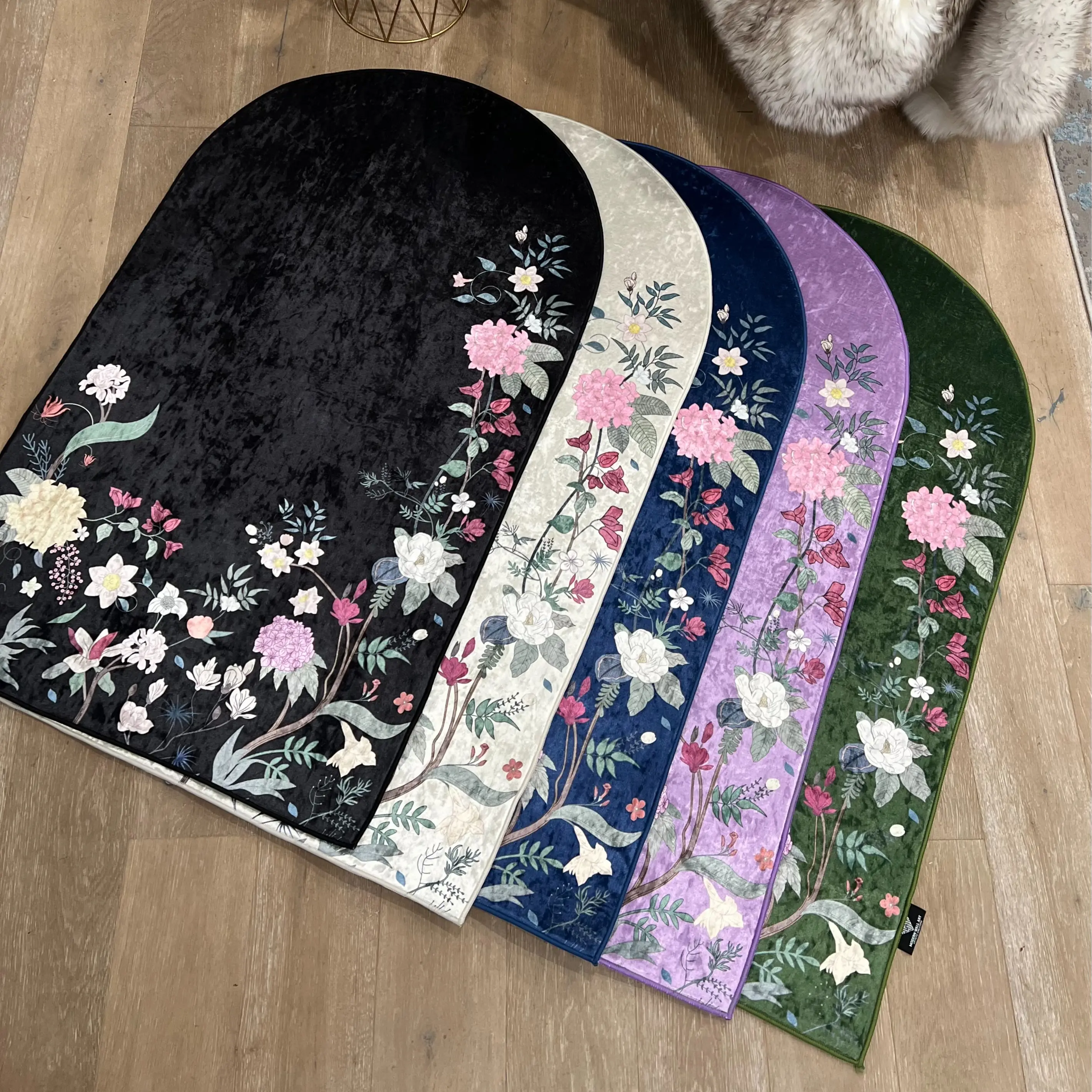 Floral crushed ice velvet Anti-Slip Prayer Mat with carrying caseFloral crushed ice velvet Anti-Slip Prayer Mat with carrying case